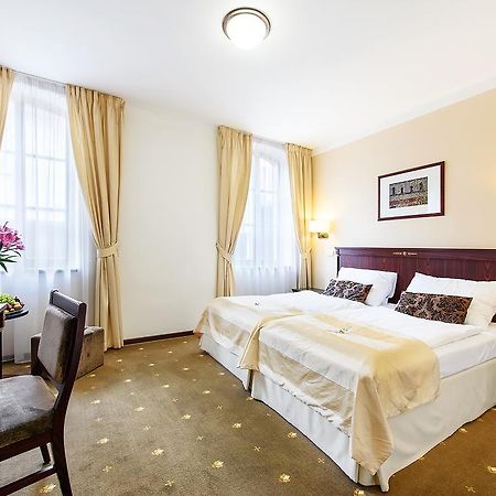 Hotel & Apartments U Cerneho Orla Trebic Bagian luar foto