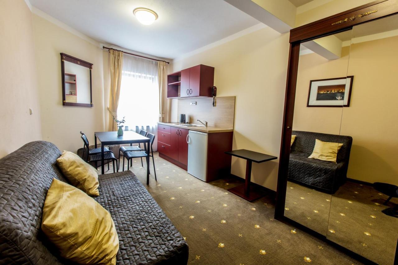 Hotel & Apartments U Cerneho Orla Trebic Bagian luar foto