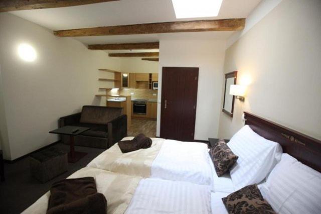 Hotel & Apartments U Cerneho Orla Trebic Ruang foto