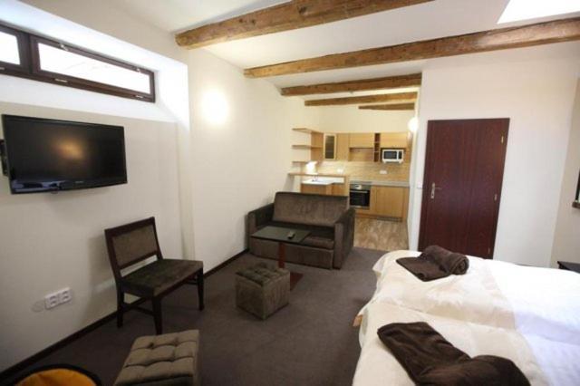 Hotel & Apartments U Cerneho Orla Trebic Ruang foto