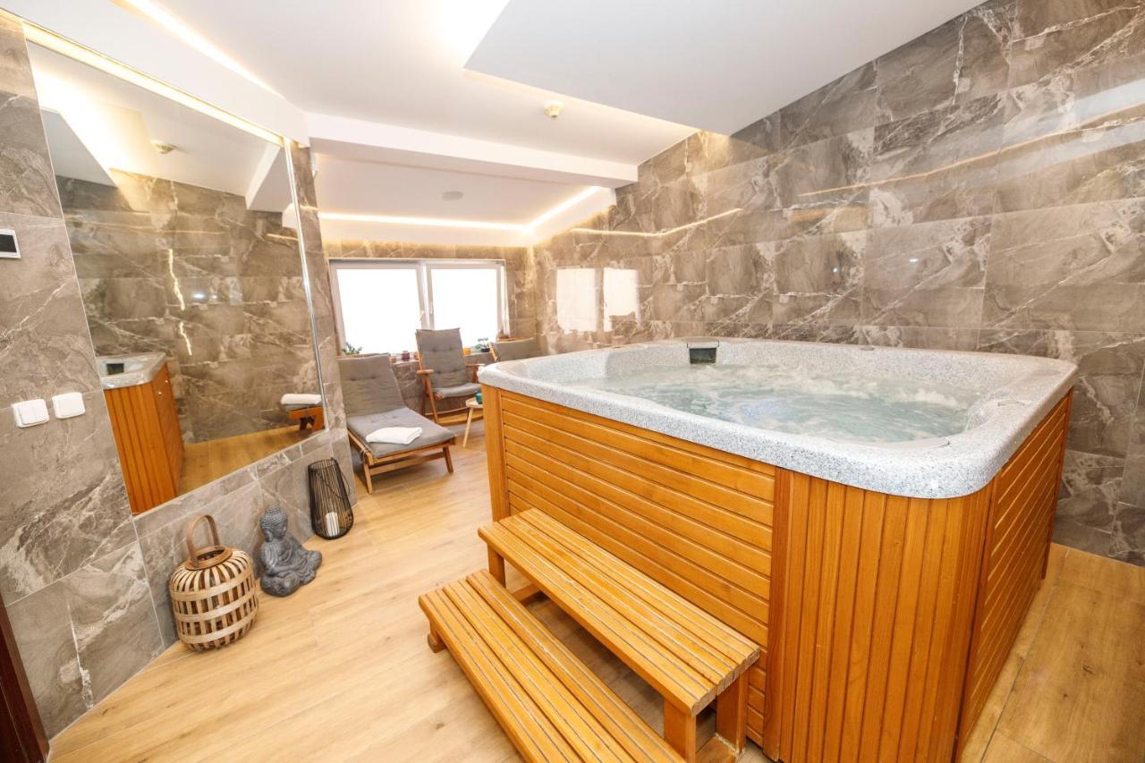 Hotel & Apartments U Cerneho Orla Trebic Bagian luar foto