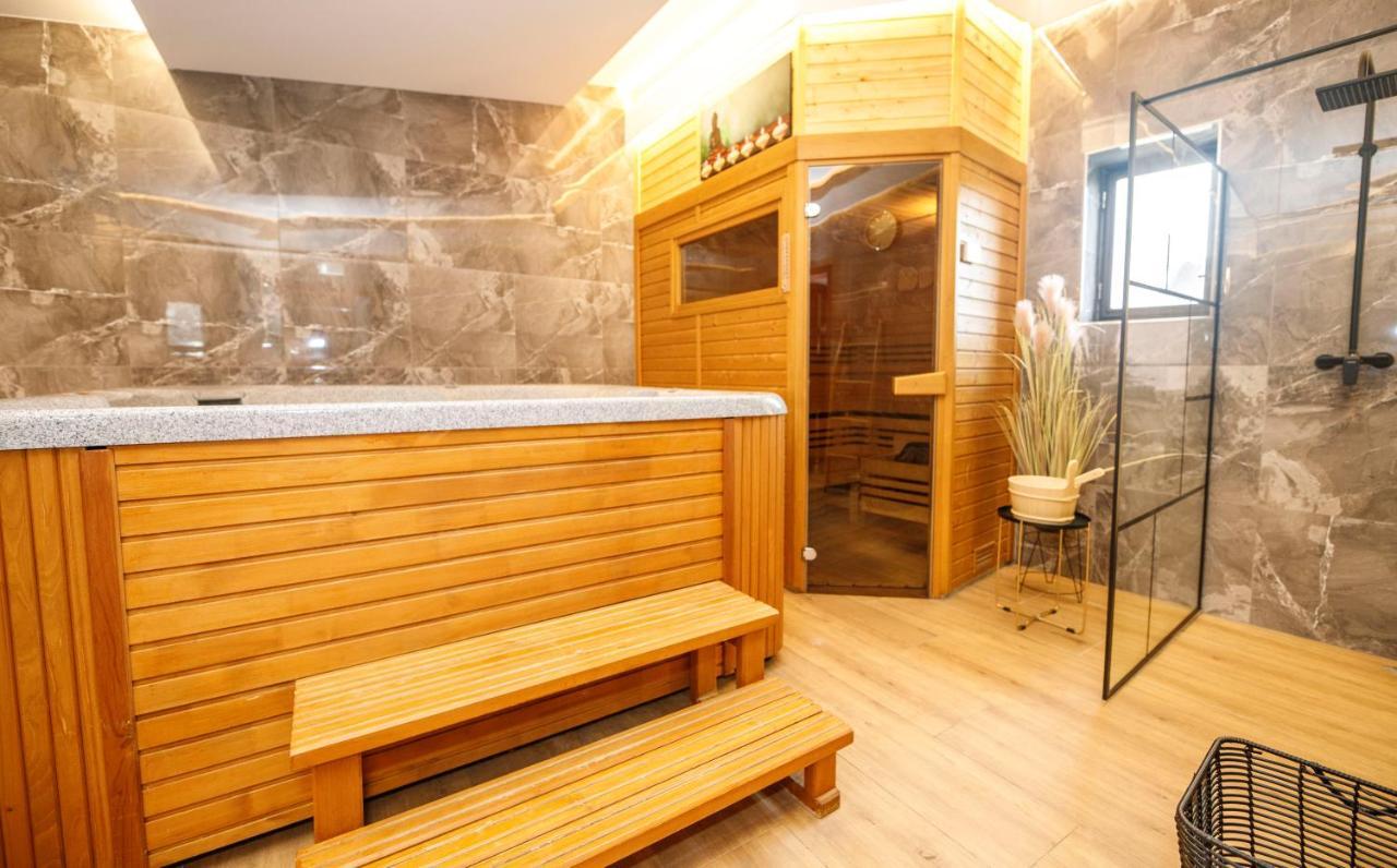 Hotel & Apartments U Cerneho Orla Trebic Bagian luar foto