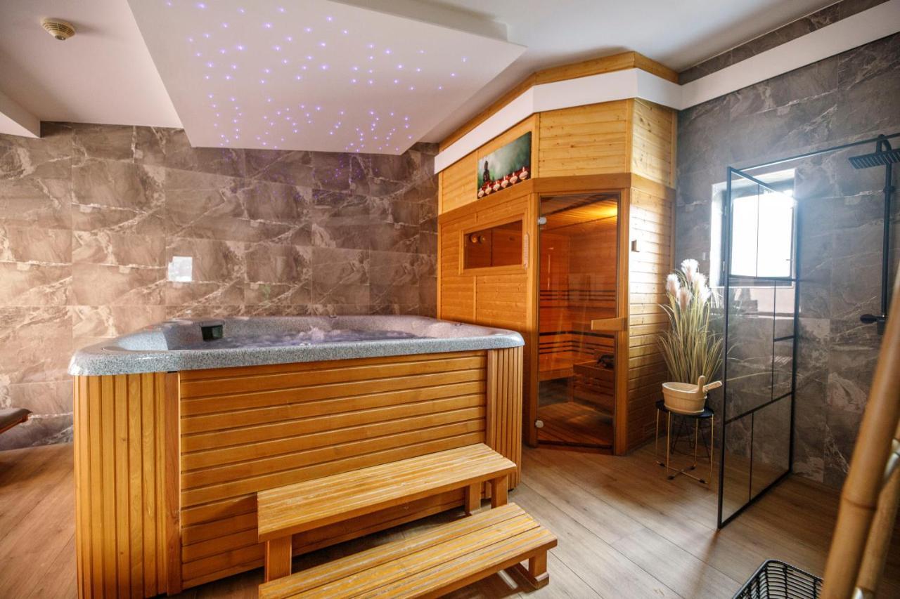 Hotel & Apartments U Cerneho Orla Trebic Bagian luar foto