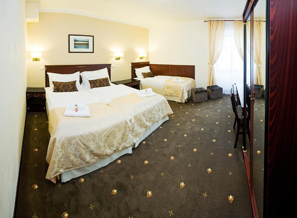 Hotel & Apartments U Cerneho Orla Trebic Ruang foto