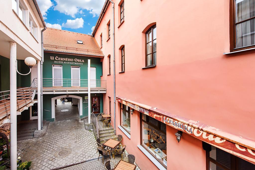 Hotel & Apartments U Cerneho Orla Trebic Bagian luar foto