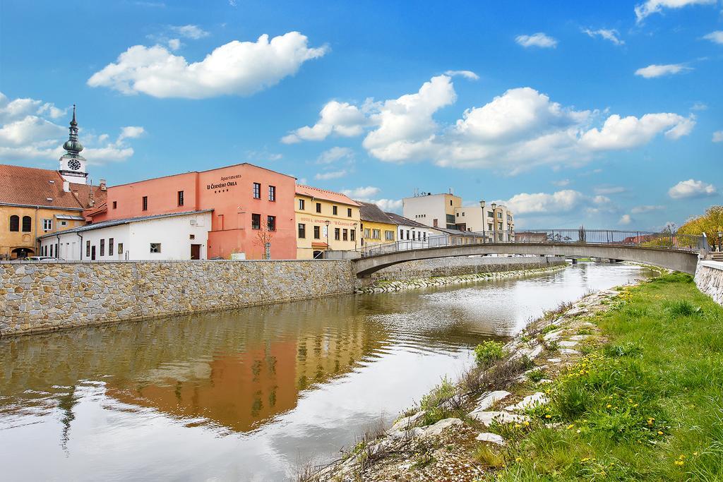 Hotel & Apartments U Cerneho Orla Trebic Bagian luar foto