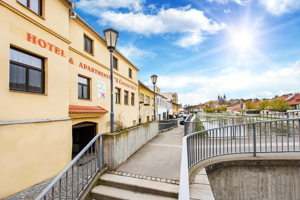 Hotel & Apartments U Cerneho Orla Trebic Bagian luar foto