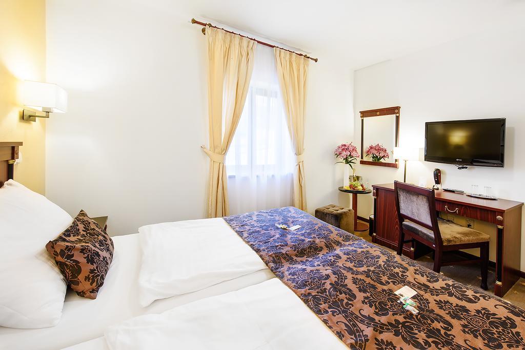 Hotel & Apartments U Cerneho Orla Trebic Bagian luar foto