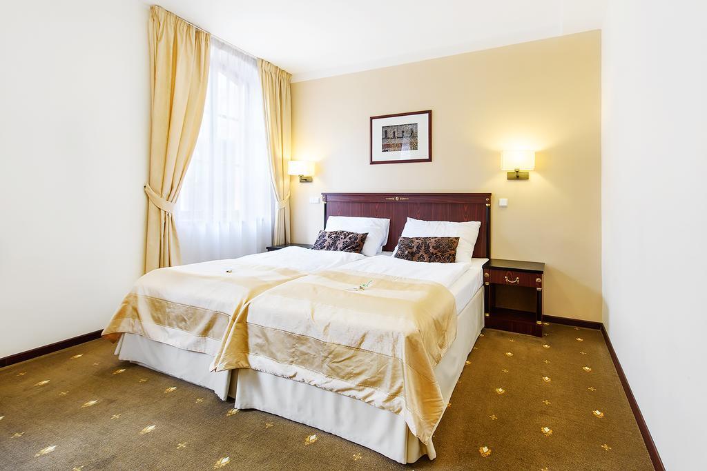 Hotel & Apartments U Cerneho Orla Trebic Bagian luar foto