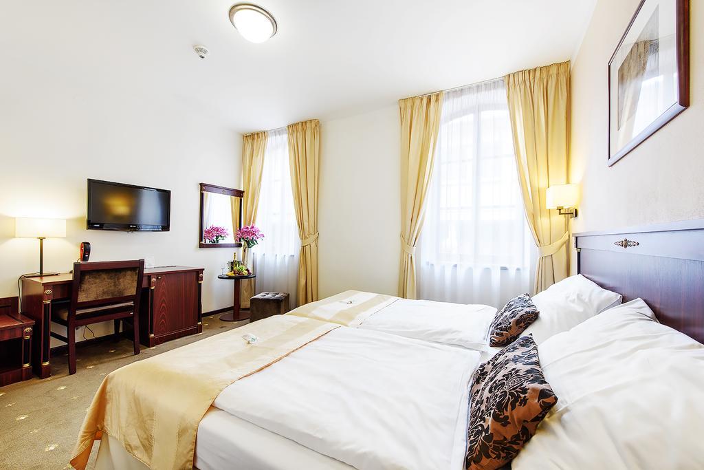 Hotel & Apartments U Cerneho Orla Trebic Bagian luar foto