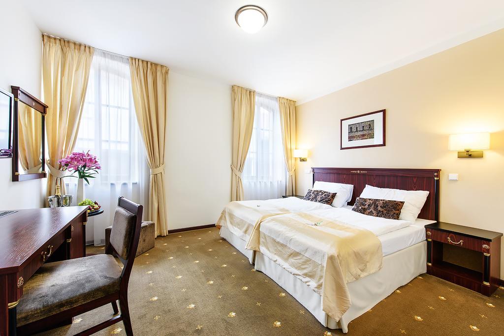 Hotel & Apartments U Cerneho Orla Trebic Bagian luar foto