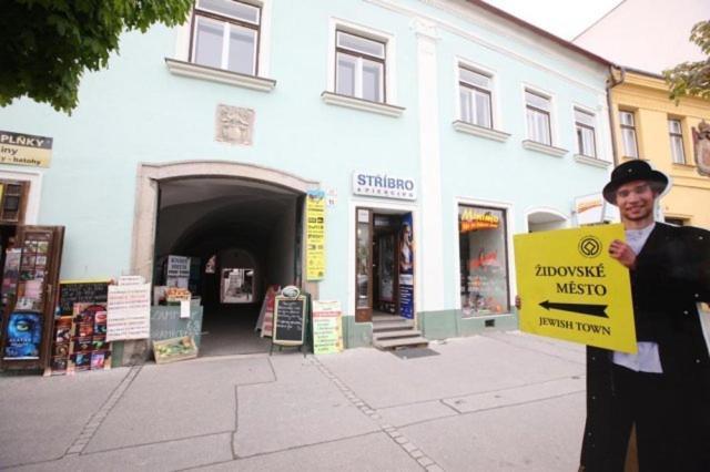 Hotel & Apartments U Cerneho Orla Trebic Bagian luar foto